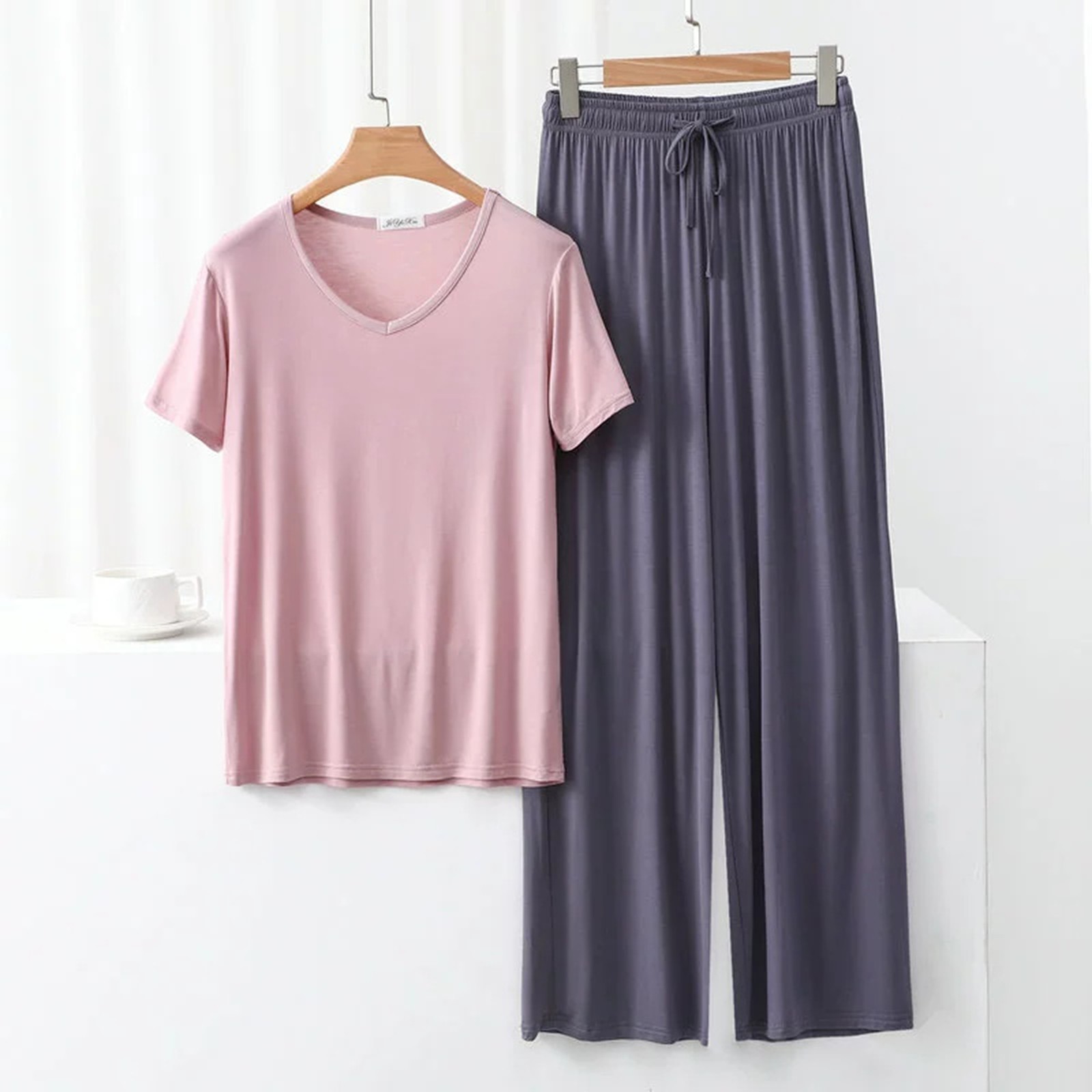 thumbnail image 2 of Conjunto de pijama de manga corta con cuello en V para mujer - Pantalones largos de poliéster y spandex, ropa de dormir ligera para verano, 2 of 5
